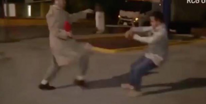 #Video Reportero salva enlace en directo con tremenda patada