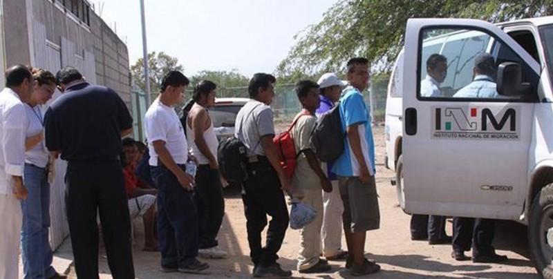 Hallan 24 migrantes guatemaltecos deshidratados en un trailer en Tampico