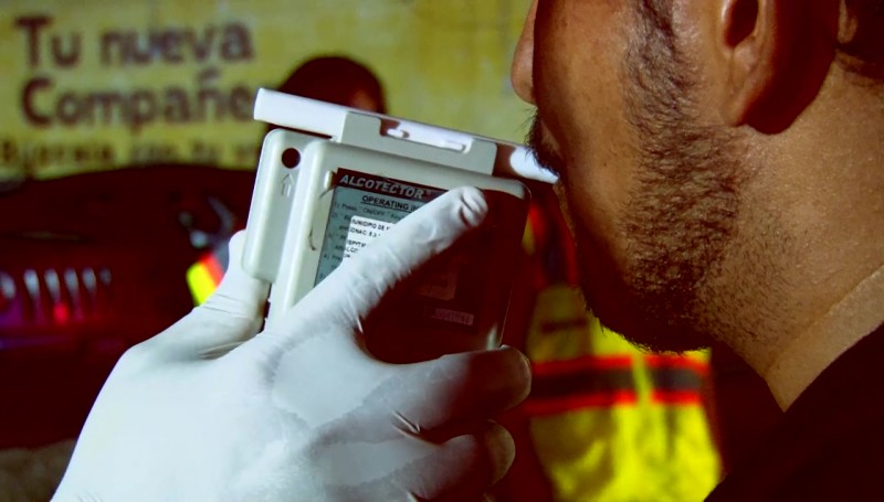 Aplican alcoholímetro durante el puente