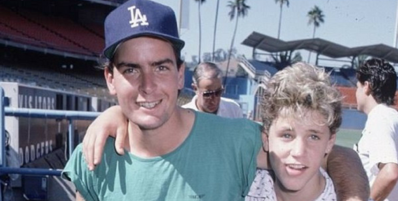 Charlie Sheen acusado de abusar de un menor