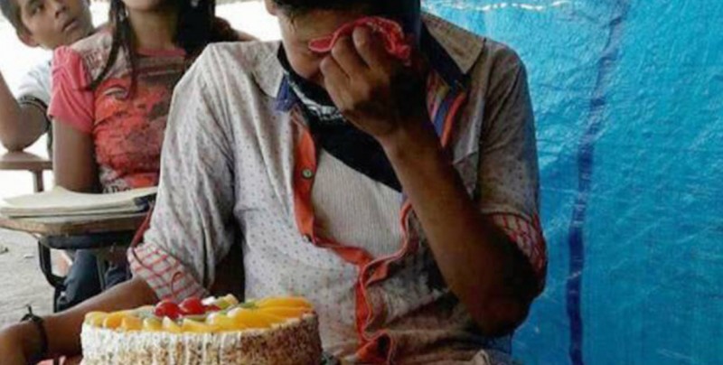 Niño recibe su primer pastel de cumpleaños y rompe en llanto