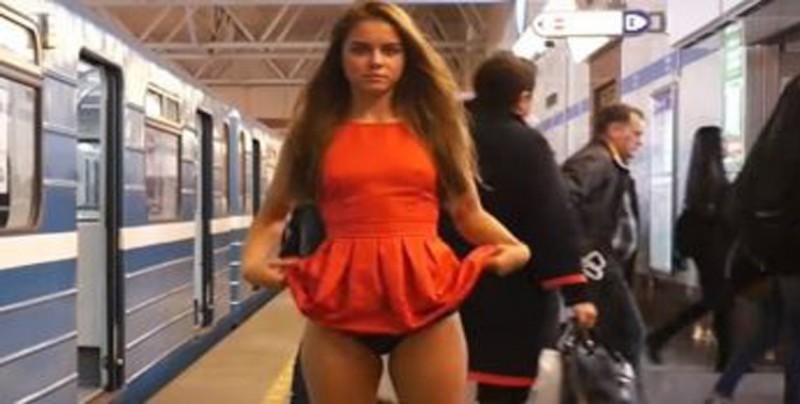 #Video Estudiante protesta contra acoso sexual levantando su vestido