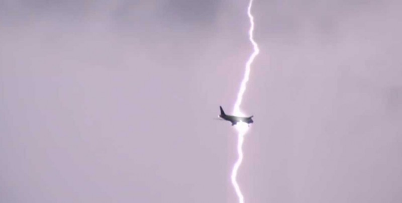 #Video Captan momento en el que un rayo golpea un avión en pleno vuelo