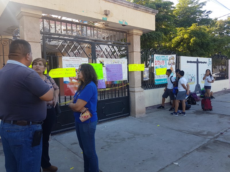 Padres de familia toman la escuela 4