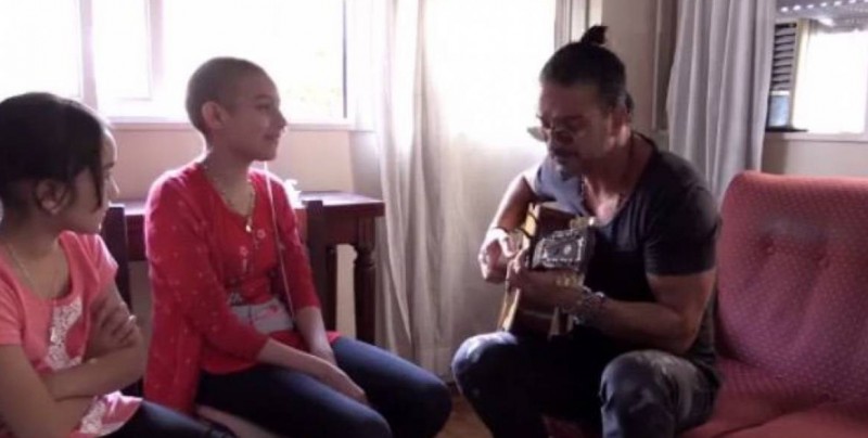 #Video Ricardo Arjona da concierto a domicilio a niña con cáncer