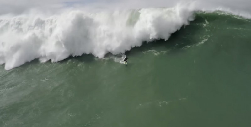 #Video Dron graba increíble rescate de surfistas atrapados en olas altas