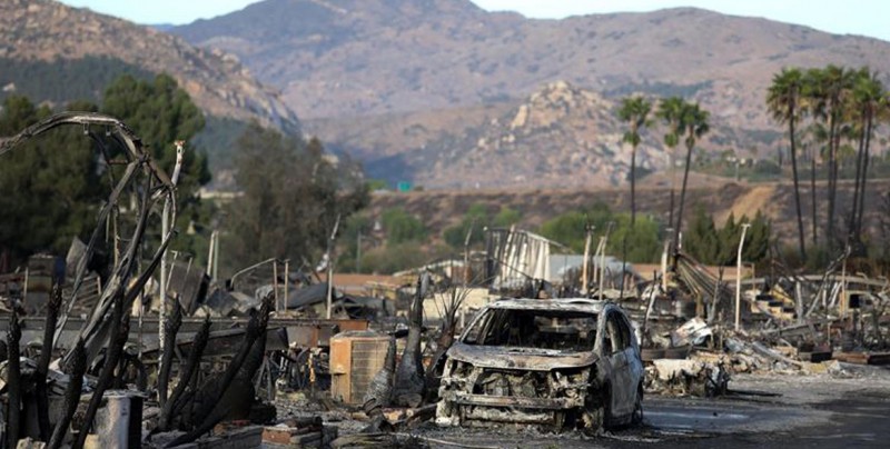 Incendios en EU dejan un muerto, 750 casas destruidas y miles de evacuados