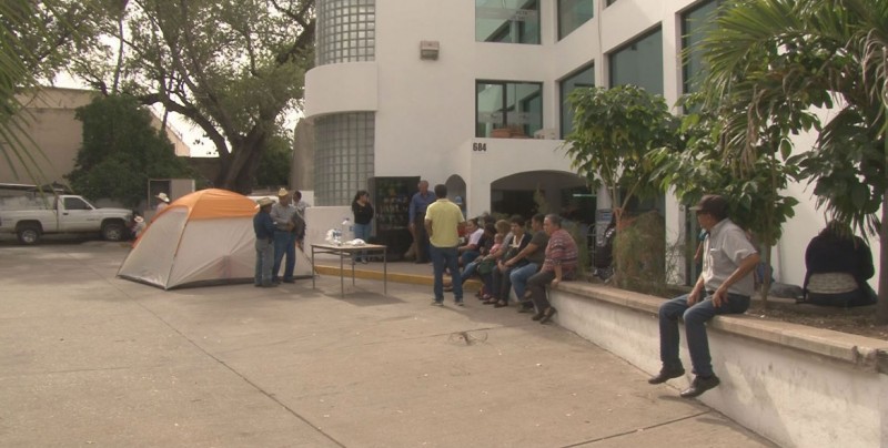 Exigen los apoyos de vivienda comprometidos