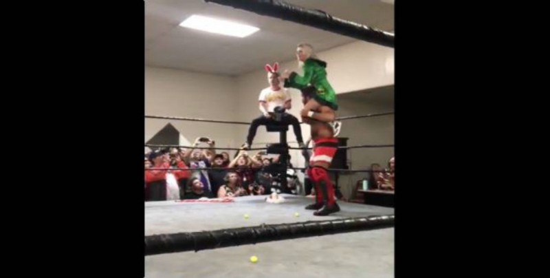 #Video Durante función de lucha libre, Macaulay Culkin revive a 'Mi pobre angelito'