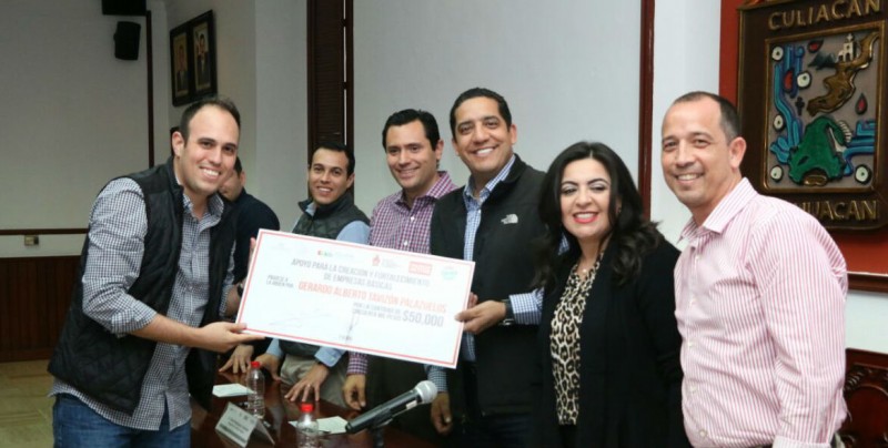 Entregan cheques a emprendedores y a empresas