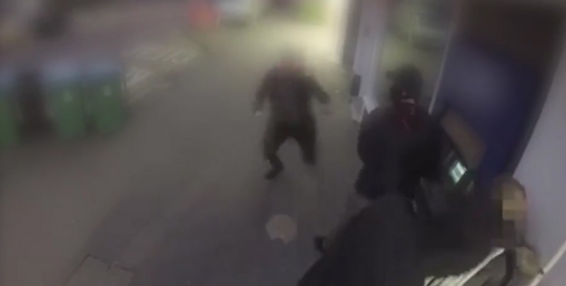 #Video Ladrones se arrepienten de haber asaltado a una mujer