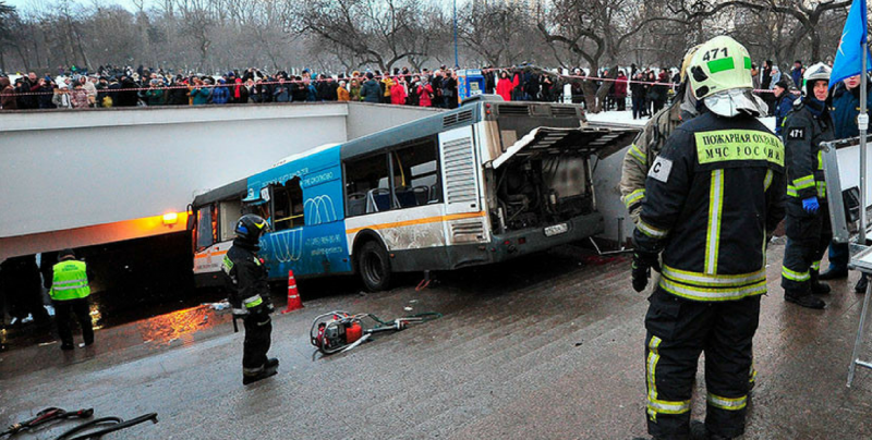 Autobús atropella a multitud en Moscú
