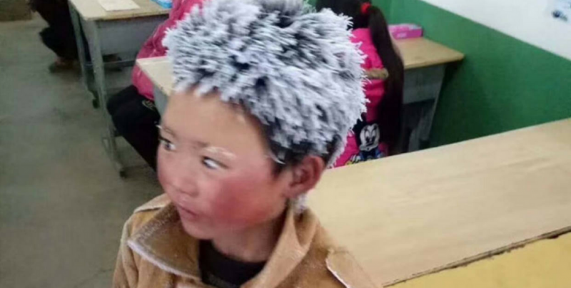 Niño chino llega 'Congelado' a la escuela