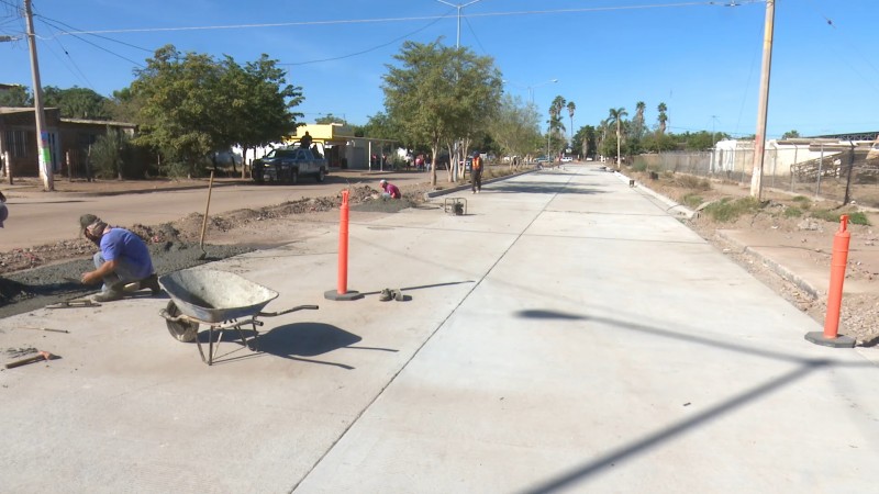 Supervisan trabajos de pavimentación en El Carrizo