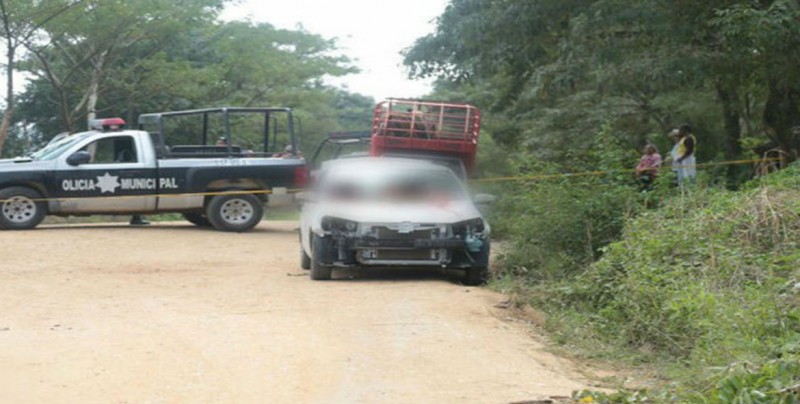 Hallan 4 cabezas sobre cajuela de automóvil