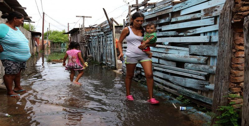Miles de vecinos de Asunción luchan contra el agua tras crecida río Paraguay