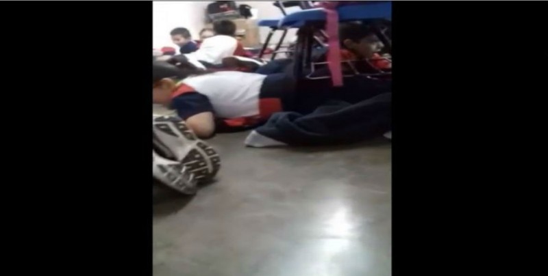 #Video Niños cantan pecho tierra durante balacera