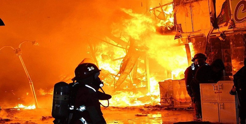 Incendio consume galerías comerciales en Trujillo, en el norte de Perú