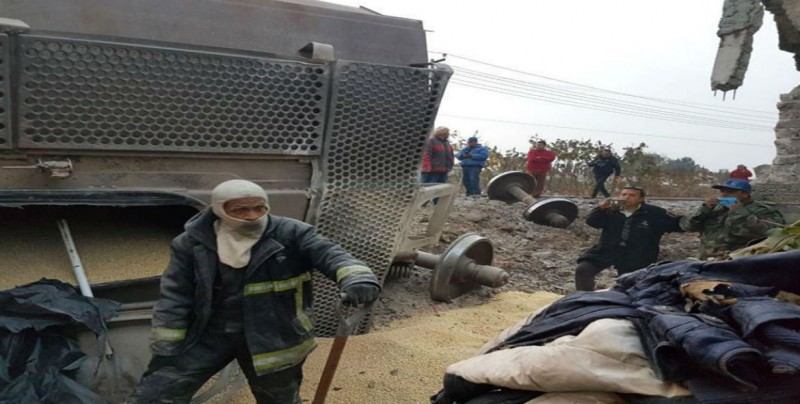 Rescatan a menor sepultado tras descarrilamiento de tren