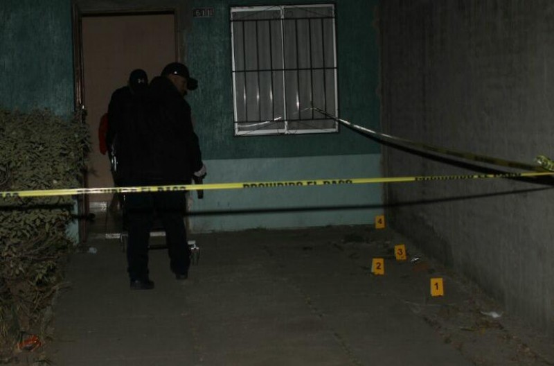 Tocan a su puerta, abre y lo asesinan