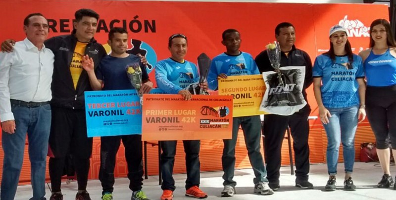 Pedro Espinoza domina el Maratón de Culiacán