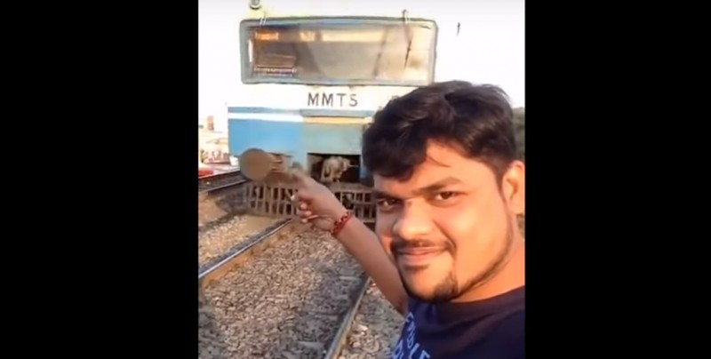 #VideoFuerte Intenta hacer 'videoselfi', sin saber lo que pasará