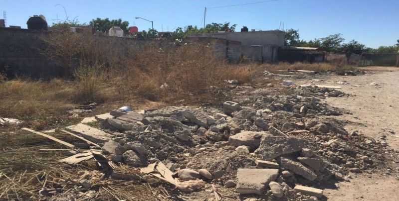 Lleno de basura lote baldío en Capistrano Residencial