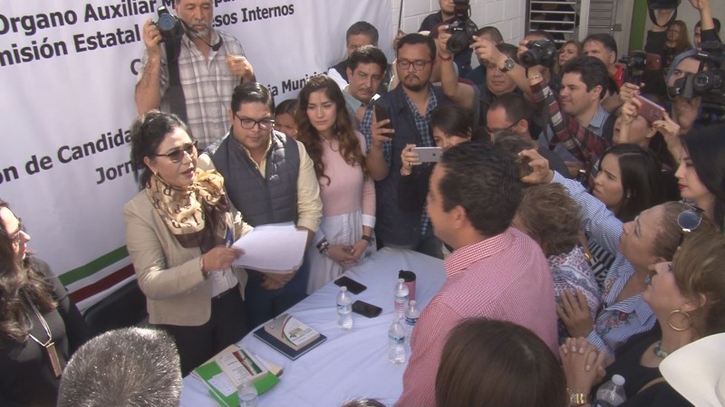 Jesús Valdés formaliza registro para buscar reelección