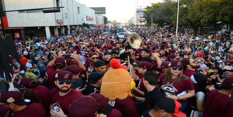 Desfila el campeón Tomateros de Culiacán