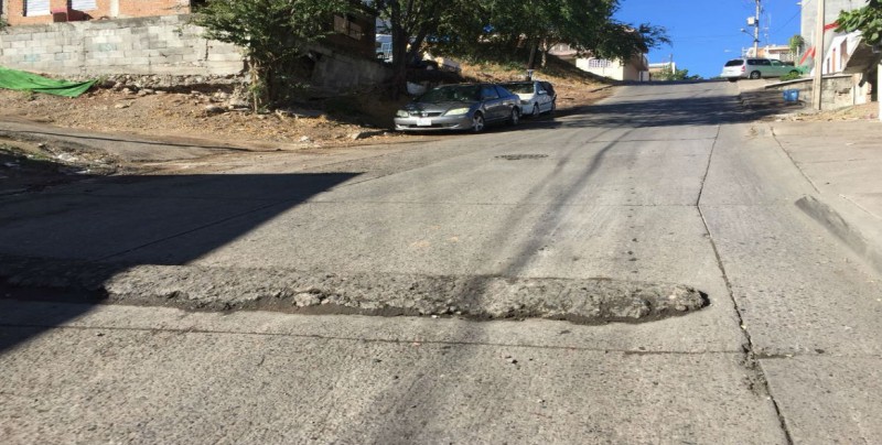 Solicitan ranuras en pavimento de calle Geranio