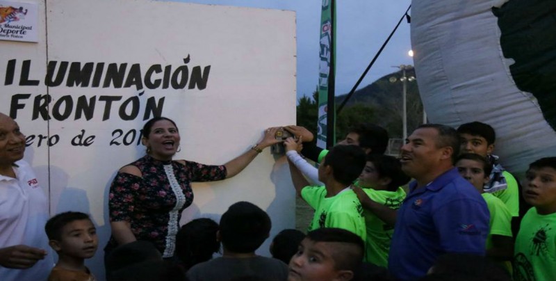 Inauguran alumbrado en espacio deportivo en Cosala
