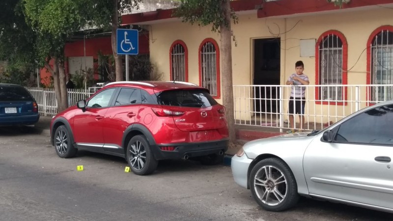 Disparan contra vehículo estacionado