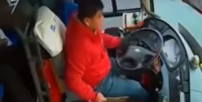 #Video No creerás lo que le ocurre a conductor mientras maneja
