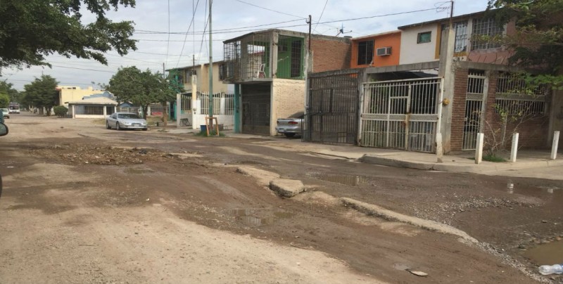 Intransitable calle Estepas en Jardines del Valle
