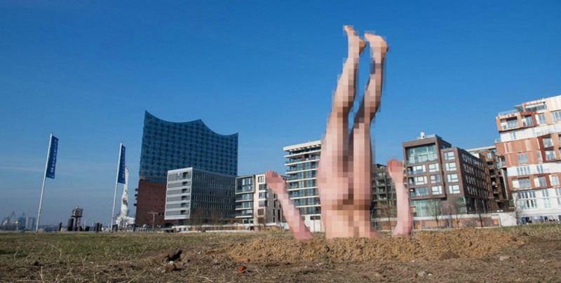 ¿Por qué este artista conceptual 'se planta' desnudo y boca abajo?
