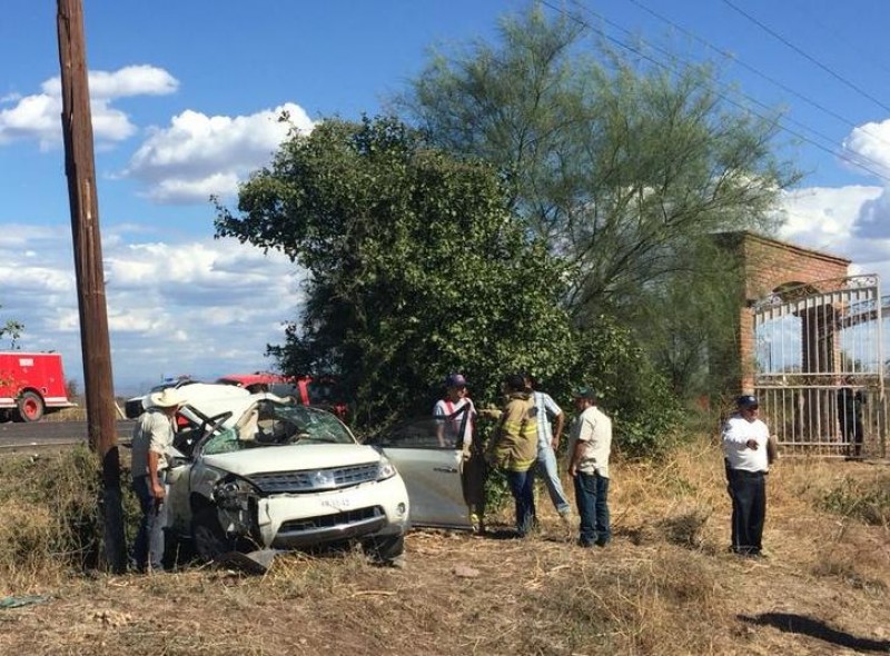 Vuelca camioneta, un herido