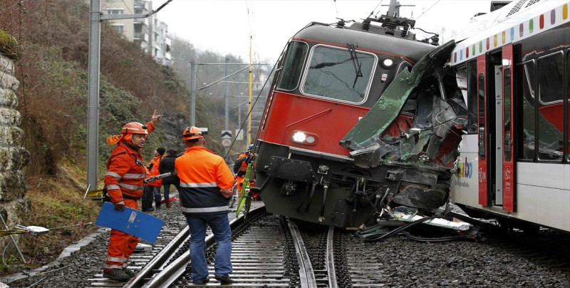 Al menos un muerto y quince heridos en un choque de trenes en Austria
