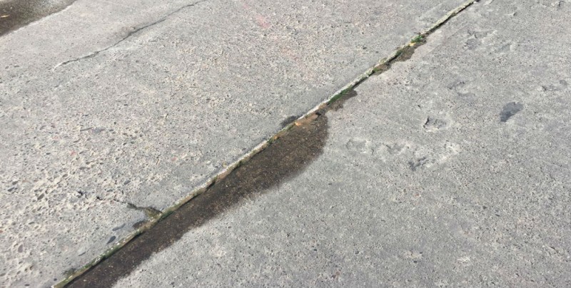 Sigue fuga de agua por calle Cerro La Campana