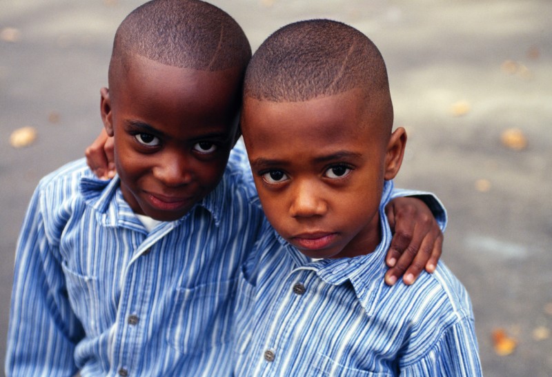 Niños afroamericanos e hispanos son los que más adversidades sufren en EE.UU.