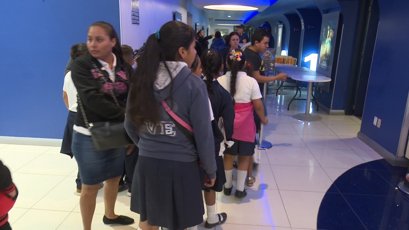 Niños visitan el cine por primera vez