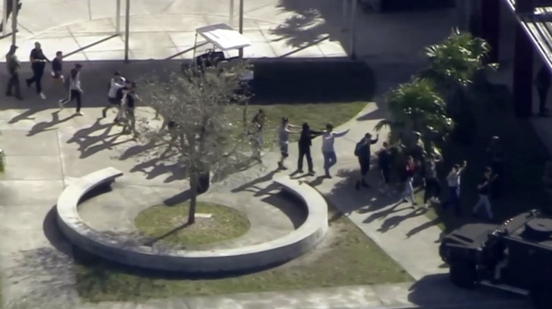 Tiroteo deja 17 muertos en una escuela de Florida