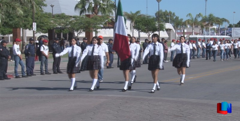 Invitan a escuelas a participar en desfile de día de la bandera