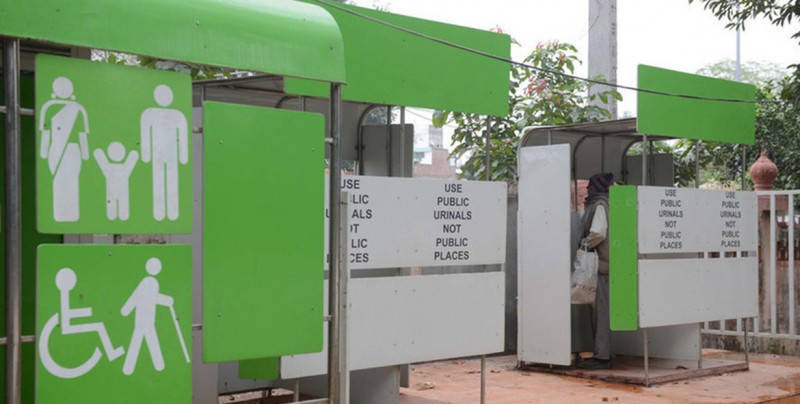 En campaña contra defecación en vía pública, ministro orina en la calle