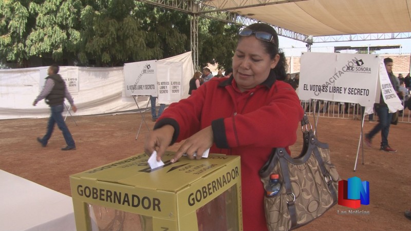 Militantes priístas acuden a votar en el proceso interno