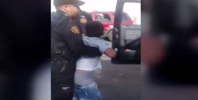 #Video Policías detienen a niño de 10 años por robo