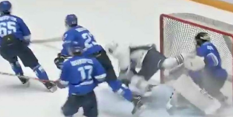 #Video Con un patín cortan la garganta a un jugador de hockey