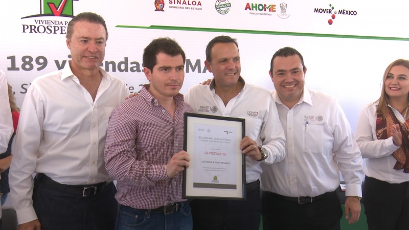 Entregan en Ahome 189 viviendas ecológicas
