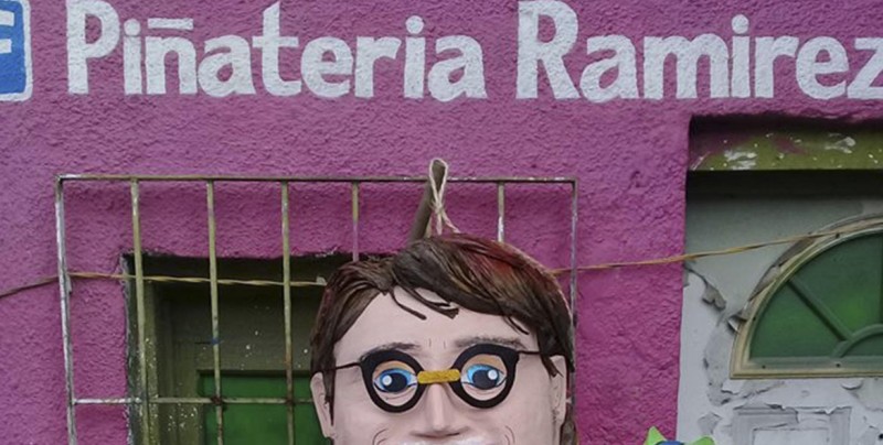 #Foto Crean piñata de Guillermo Del Toro