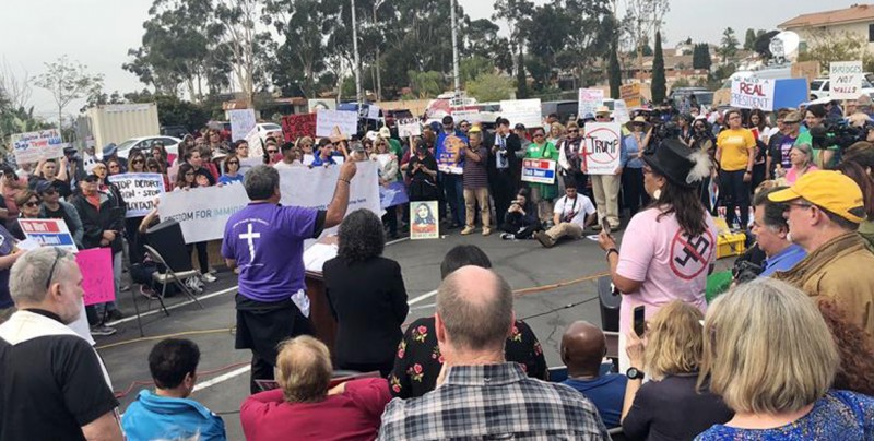 Mexicanos protestan contra visita de Trump a prototipos del muro