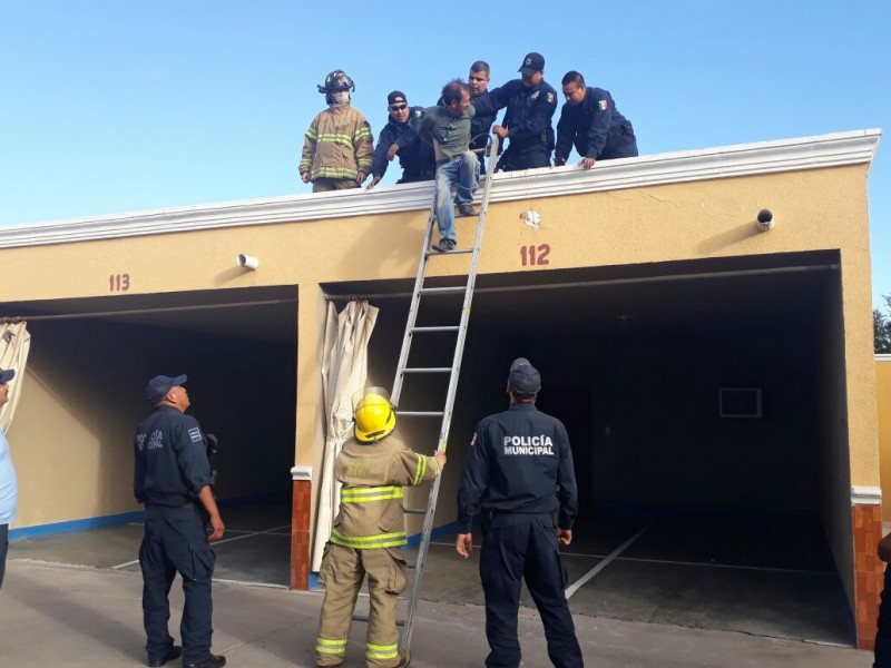Sujeto amenaza con detonar dos tanques de gas en un motel